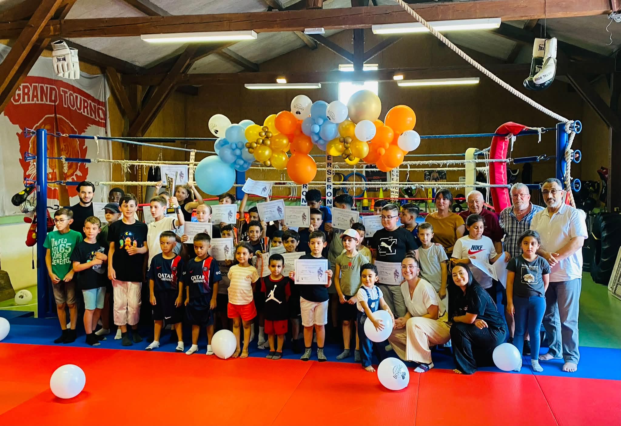 Adhérents du Gerzat Club Boxing avec leurs diplômes lors du tournoi