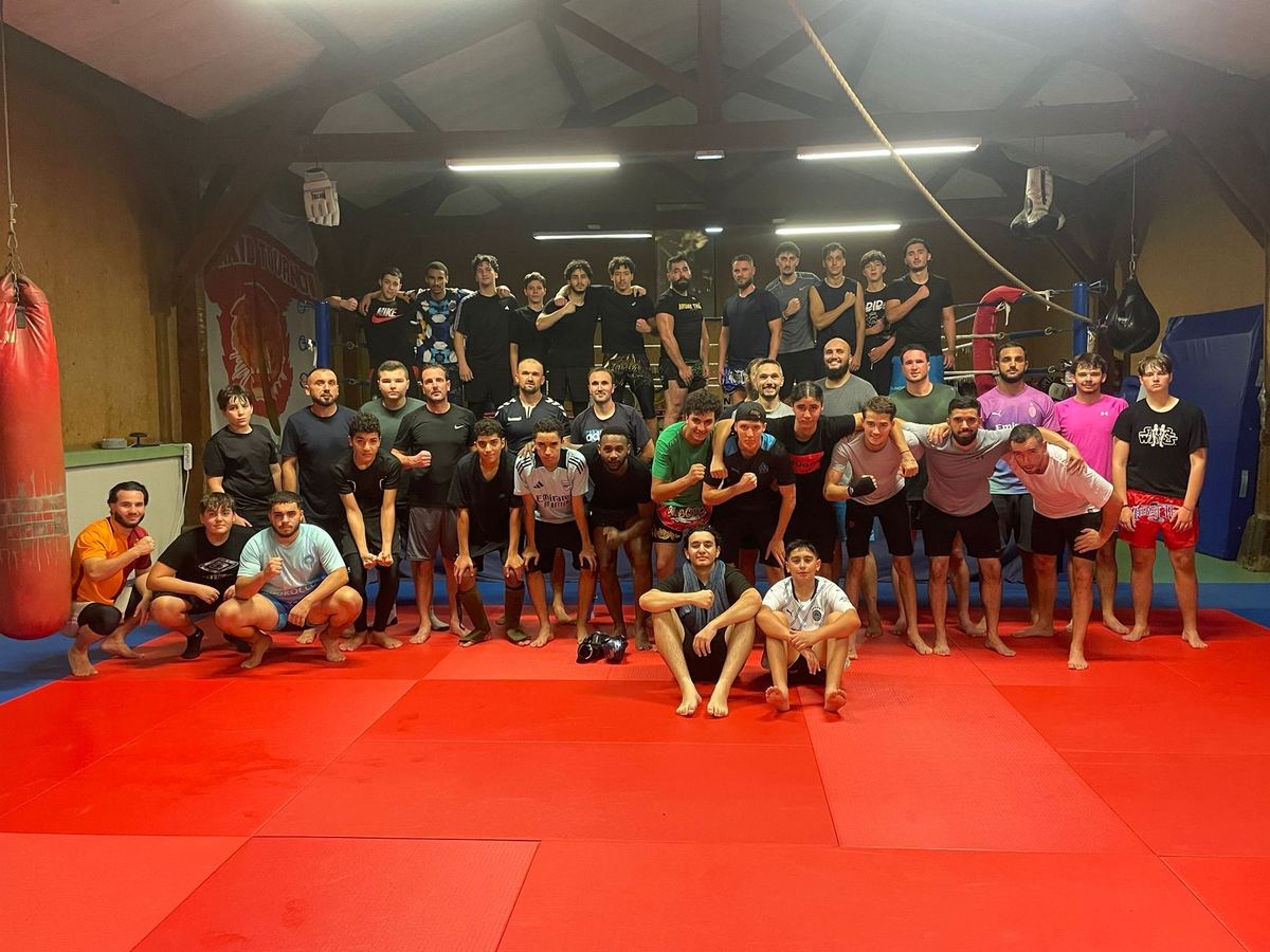 Groupe d'adhérents du Gerzat Club Boxing après un entraînement